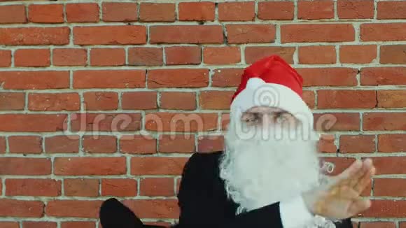 像圣诞老人一样的人在跳舞圣诞快乐2019年新年红砖墙作为背景视频的预览图