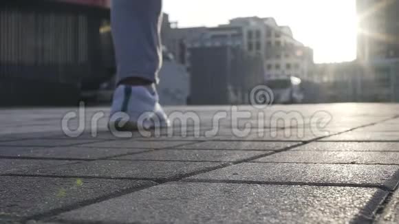 运动员在慢动作街头锻炼生活方式中奔跑的地面镜头视频的预览图