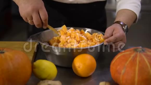 厨师用勺子把撒满糖的小南瓜片混合在盘子里视频的预览图