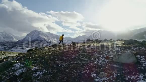山顶滑雪者剪影视频的预览图