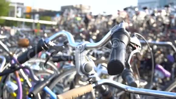 Eindhoven主火车站两层自行车停车场欧洲荷兰视频的预览图