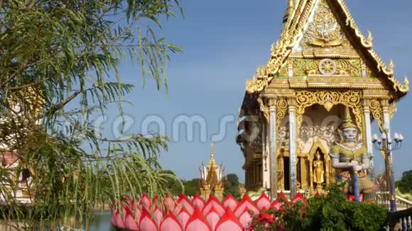 亚洲寺庙附近五颜六色的雕像阳光明媚的一天两尊鲜艳的五彩佛像在观赏佛寺附近视频的预览图