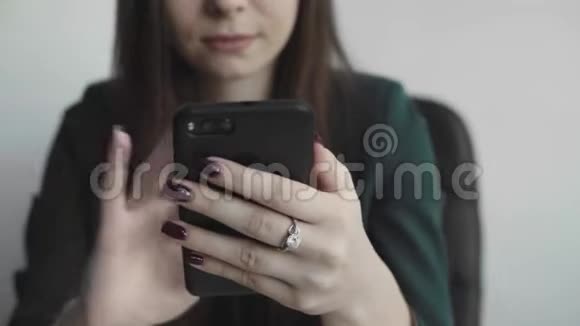 白色办公室中年轻商务女性使用电话对电脑屏幕的肖像女企业家视频的预览图