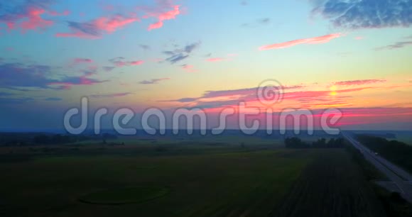 夏日夕阳西下乡村麦地景观无人驾驶飞机飞行视频的预览图