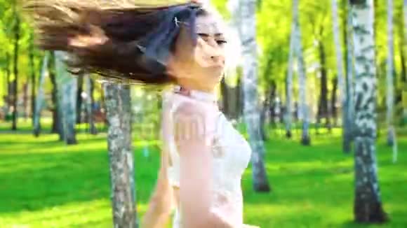 在白桦林表演的性感服装中女舞者的镜头闪耀视频的预览图