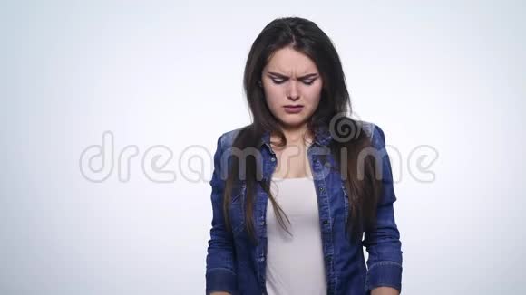 女人厌恶和厌恶地扭着鼻子头和肩膀孤立在白色上视频的预览图