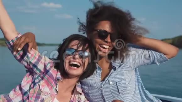快乐的多种女孩在摩托艇上视频的预览图