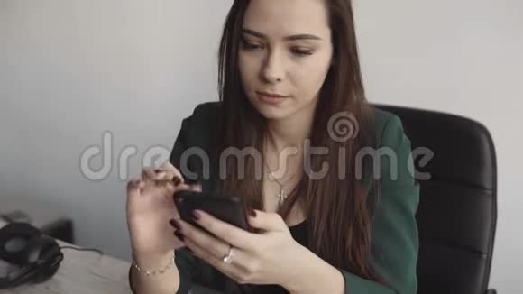 白色办公室中年轻商务女性使用电话对电脑屏幕的肖像女企业家视频的预览图