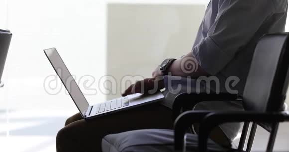 自由职业者手在笔记本电脑键盘上打字视频的预览图