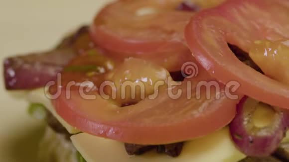 厨师准备汉堡浇酱在顶部视频的预览图