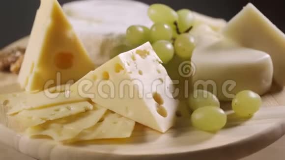 在木盘上品尝奶酪葡萄酒和浪漫食品奶酪熟食视频的预览图
