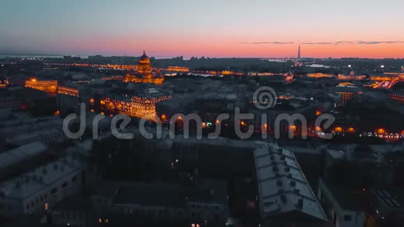 俄罗斯圣彼得堡圣伊萨克大教堂在夜间照明城市从上面电影无人机视频历史视频的预览图
