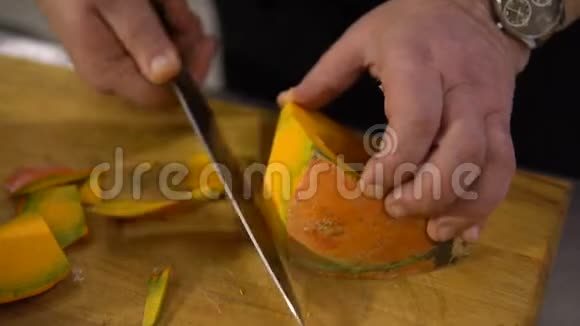 厨师在厨房准备一个大南瓜切皮特写准备一道美味的菜视频的预览图