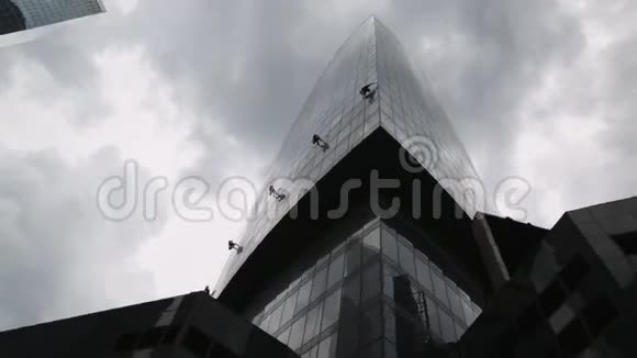 窗户清洁高层建筑莫斯科俄罗斯2017年6月视频的预览图