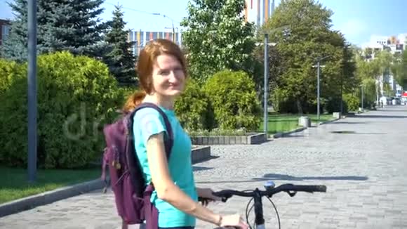 在街上骑自行车的女孩视频的预览图