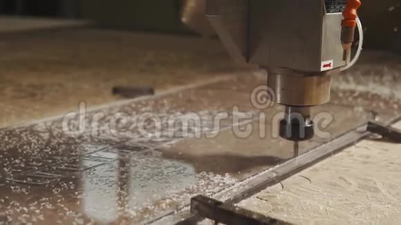 数控机床是在工厂自动从钢坯中雕刻塑料细节的视频的预览图