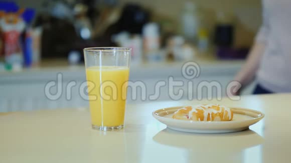 喝橙汁的女人视频的预览图