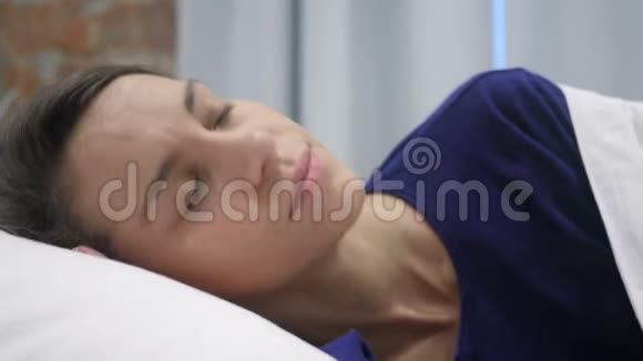 不舒服的西班牙女人晚上睡在床上不安视频的预览图