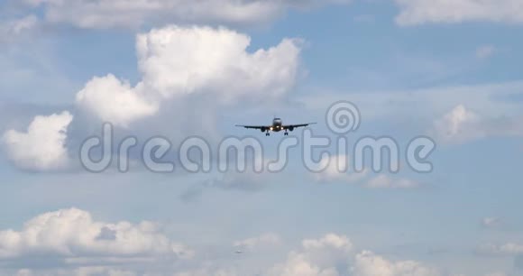 两架飞机抵达机场前景视频的预览图