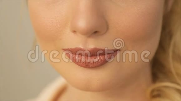 金发女孩咬着嘴唇微笑视频的预览图