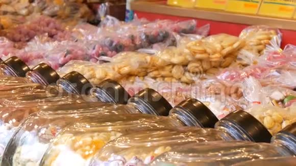 欧洲圣诞市场柜台上的各种圆形棒棒糖德国糖果名称玻璃上的圆形糖果视频的预览图