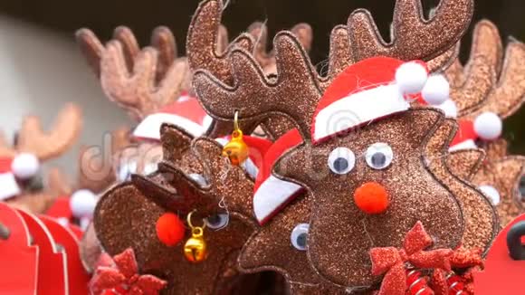新年和圣诞节的头上挂着鹿戴着圣诞老人的帽子耳朵上挂着铃铛这就是视频的预览图