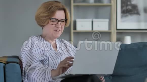 高级妇女工作时上网聊天视频的预览图