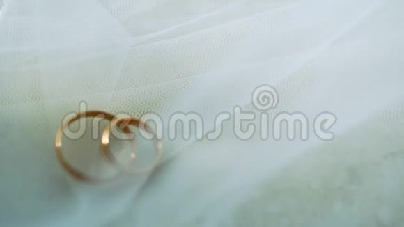 婚礼戒指躺在面纱上视频的预览图