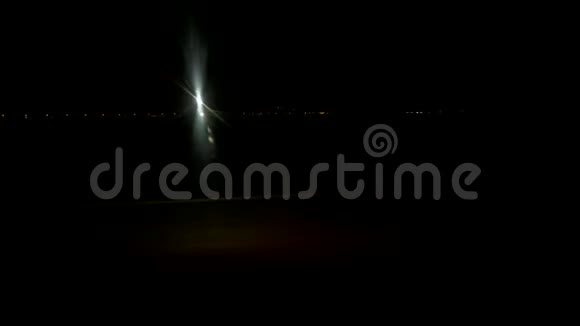 飞机晚上在沙迦机场起飞视频的预览图