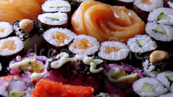 盘子里的亚洲寿司视频的预览图