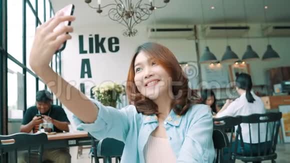 吸引人的美丽快乐亚洲女性博客使用智能手机自拍和录音制作食品博客视频视频的预览图