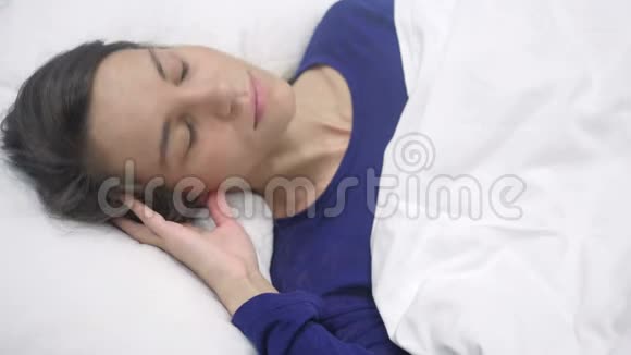 放松的西班牙妇女想在床上过夜的最高看法视频的预览图