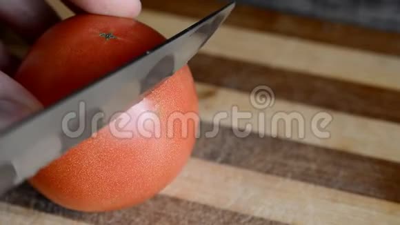 用烹饪刀切番茄视频的预览图
