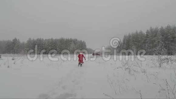 圣诞老人在森林里的冬天跑到车上慢电影画面视频的预览图