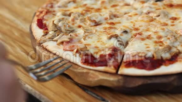 吃一片自制的披萨和拉伸奶酪视频的预览图