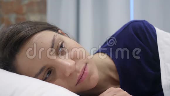 噩梦沉睡的西班牙女人被可怕的梦搞得心烦意乱视频的预览图