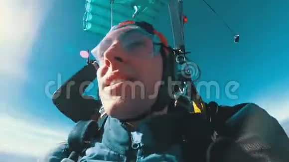 跳伞员在打开的降落伞下同时飞行慢动作视频的预览图
