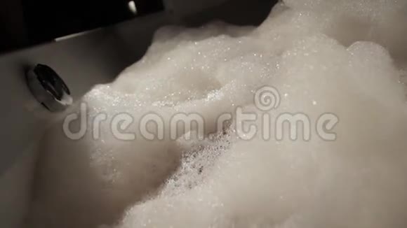 浴缸泡沫腿按摩浴缸视频的预览图
