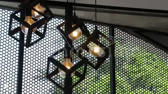 咖啡厅悬挂灯泡的设计视频的预览图