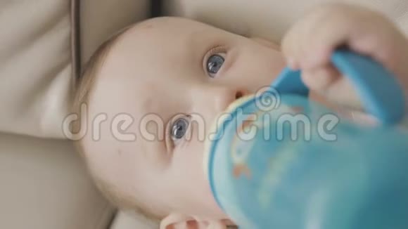 一个小孩子从瓶子里喝牛奶家庭视频的预览图