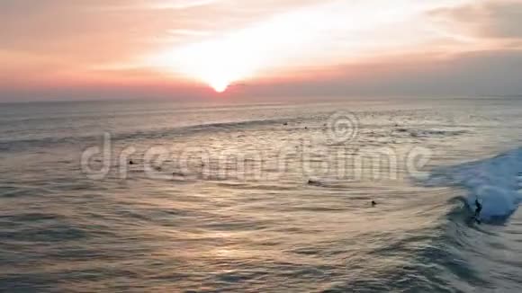 冲浪者乘坐日落海浪的鸟瞰图无人机4k射击冲浪海洋生活方式极限运动视频的预览图
