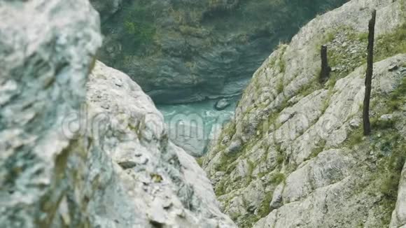 峡谷上的高山路径的马纳斯鲁电路跋涉视频的预览图