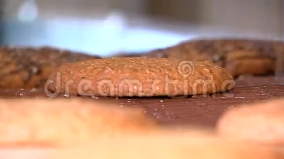 燕麦饼干上覆盖着巧克力糖霜视频的预览图