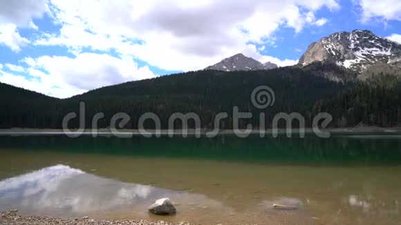 旅行者带着背包在湖边散步视频的预览图