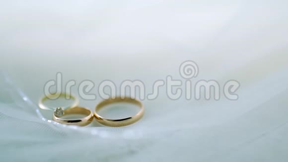 婚礼戒指躺在面纱上视频的预览图