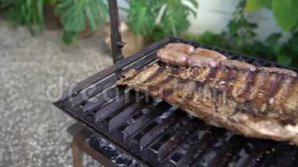 4K用烤肉烹饪烧烤西班牙烧肉及烧烤架视频的预览图