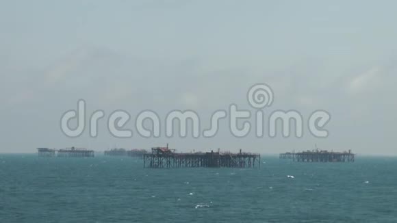阿塞拜疆巴库近海石油钻井平台视频的预览图
