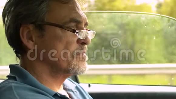 驾驶汽车的老人画像视频的预览图