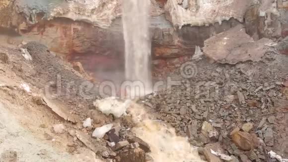 在肮脏的矿物岩石背景下的瀑布景观库存肮脏的瀑布涓涓细流视频的预览图