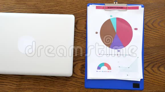 笔记本电脑旁边有两个带有图表的剪贴板视频的预览图